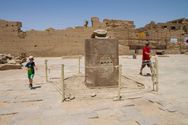 Van de gebaande paden af in Karnak