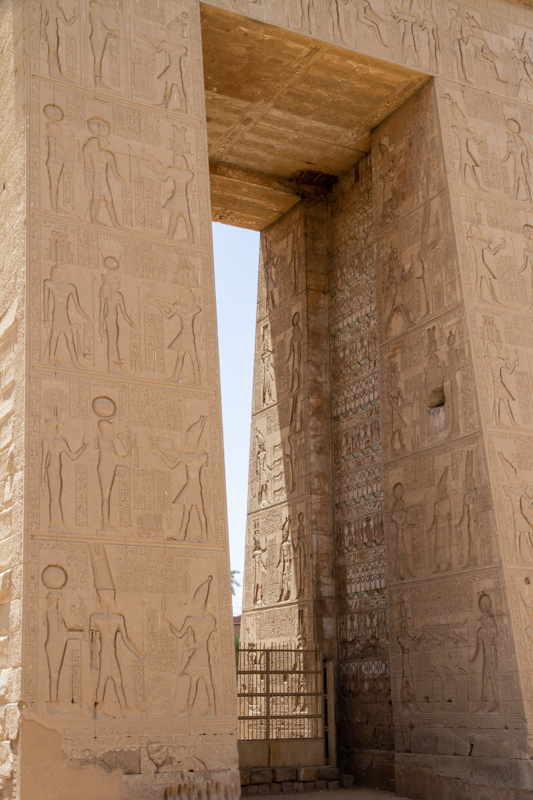 Van de gebaande paden af in Karnak
